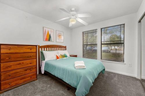 Bearss Plaza Apartamento | Bright 4BR Retreat Pool Gym & Extended Stays