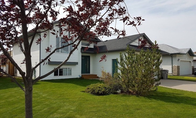 Grande Prairie Casa | Bright 5 Bedroom Home- The Royal Oaks Lodge