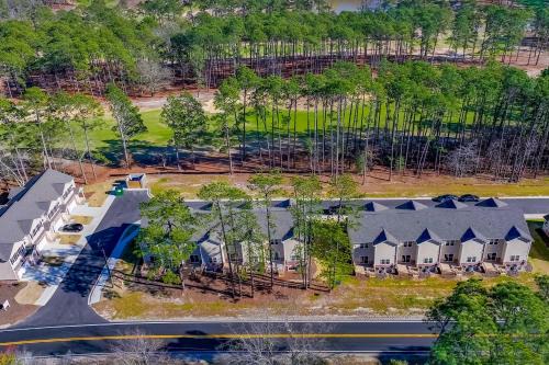 Southern Pines Casa | Bright Aberdeen Townhome on Golf Course with Deck!