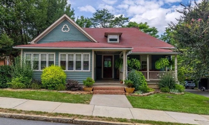 Winston - Salem Cabaña | Bright & Airy 1910 Cottage with 2 King Master Suites! Updated! Close to campus!