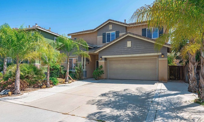 Moreno Valley Casa | Bright & Airy 5B Home Workspace & Outdoor Lounge
