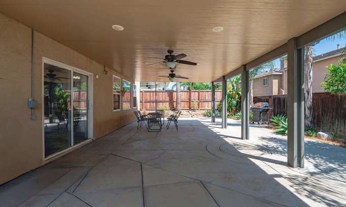 Moreno Valley Casa | Bright & Airy 5B Home Workspace & Outdoor Lounge
