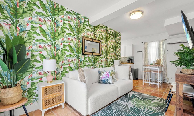 Flamingo Parks Apartamento | Bright & Airy Apartment on Flamingo Dr