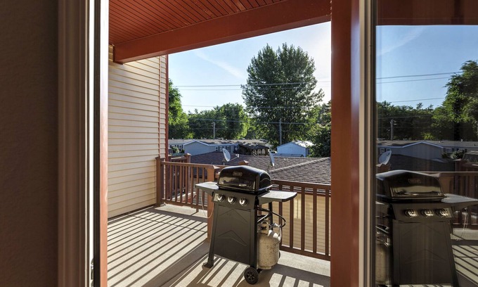 Missoula Apartamento | Bright, airy, contemporary row home located in Orchard Home