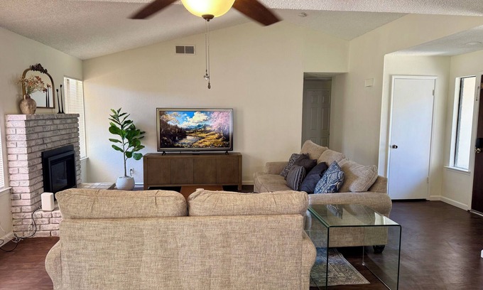 Fresno Casa | Bright & Airy Family Retreat 3 bedroom 2 bathroom