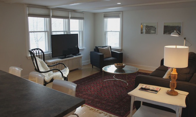 Charlottetown Apartamento | Bright, Airy Flat in Downtown Century Home