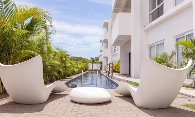 Barrio Ricos y Famosos Apartamento | Bright & Airy new Condo, 5 min walk to Jaco Beach!