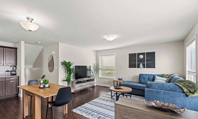 Grande Prairie Apartamento | Bright & Airy Suite | Free WIFI | Smart TV & More