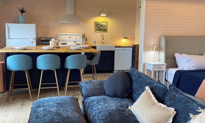 Cape Saint Marys Apartamento | Bright and Airy Ocean View Loft. A few minutes walk to Mavillette beach.