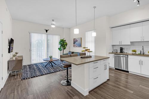 Midtown Apartamento | Bright and Airy 2 Bed on Biscayne Blvd with Free Park
