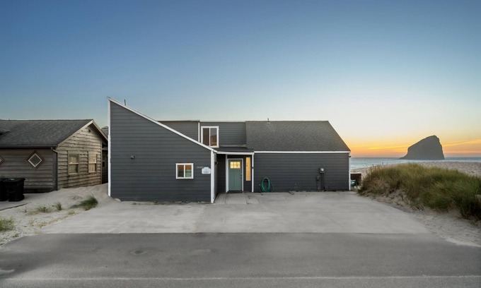 Oregon Coast Casa | Bright and Airy Beachfront Bungalow w/hot tub overlooking Haystack rock!