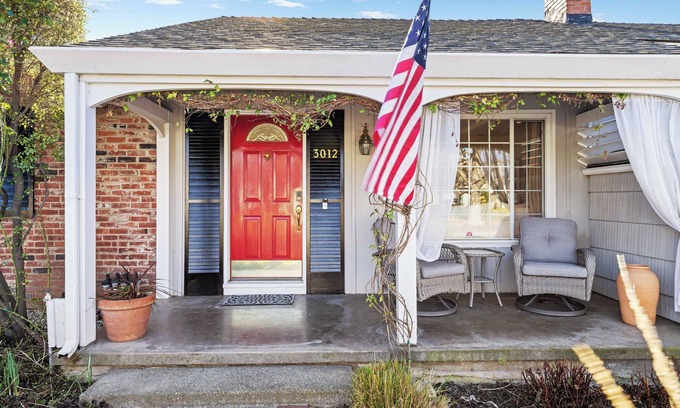 Arden-Arcade Cabaña | Bright and Airy, Garden Retreat near Cottage Park. Pet Friendly.