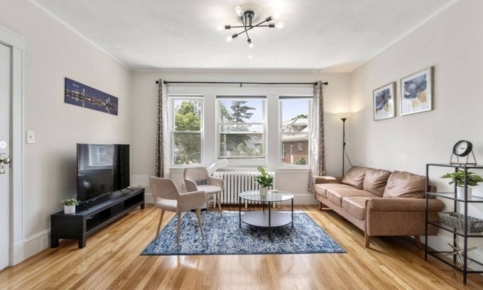 St. Elizabeth's Apartamento | Bright and Airy newly renovated, 2 bedroom apartment with office!