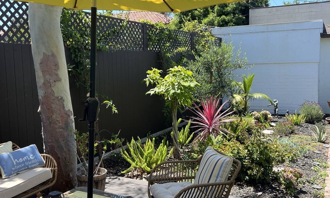Westchester Apartamento | Bright and Beautiful Studio Guest House with Patio