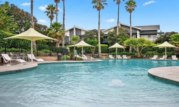 Magenta Shores Casa | Bright and Beautiful Apt - Magenta Shores easy access to beach, pools and restaurants