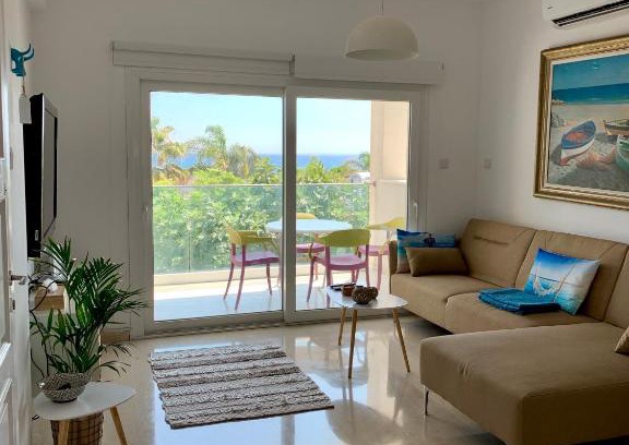 Agios Tychon Apartamento | Bright and Breezy Beachside Apartment