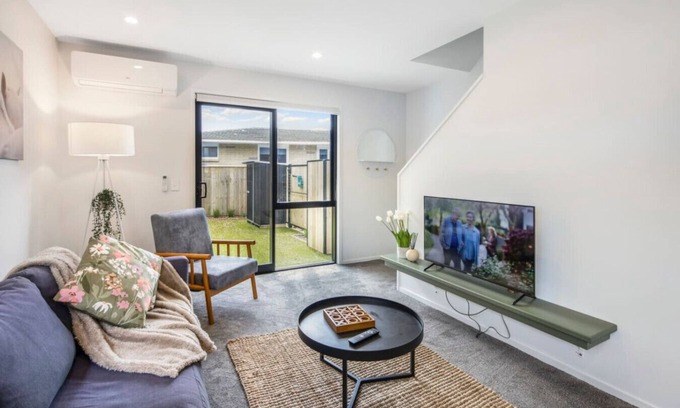 Lower Hutt Casa | Bright and Comfortable 2BR Stay on Rainey Grove