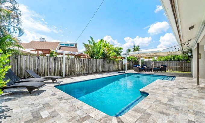 Wellington Casa | Bright and Comfy ~ 5 Star Location ~ Heated Pool