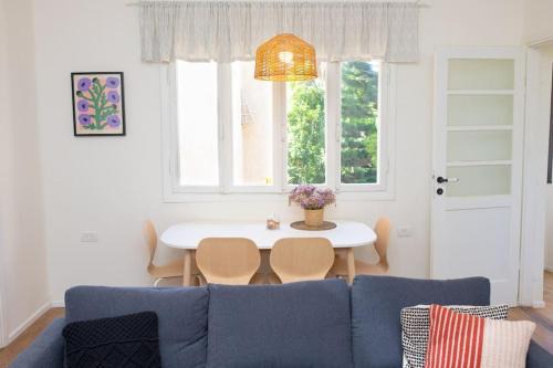 Ra'ananna Apartamento | Bright and Cozy Bauhaus Gem