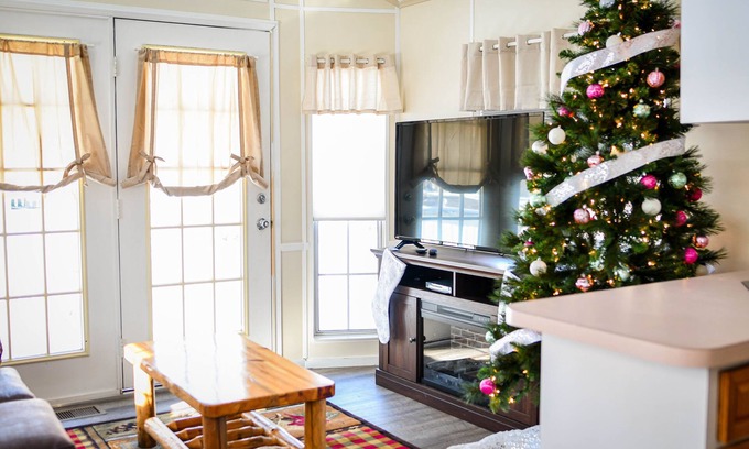Farmington Cabina | Bright and Cozy Tiny Home Cabin