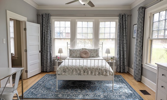 North Loop Casa | Bright and Elegant Historic Hyde Park Home