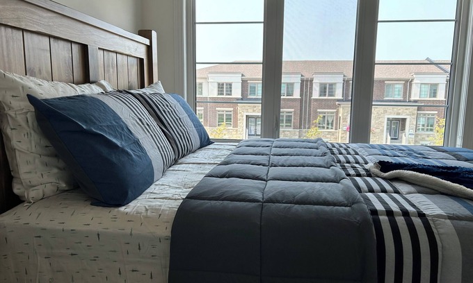 Whitby Casa | Bright and elegant home - your home away from home