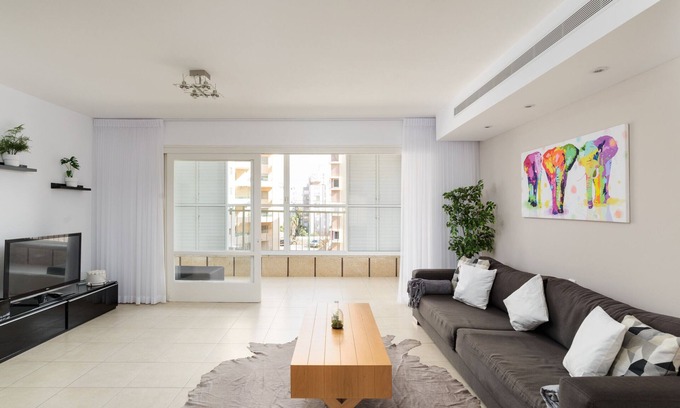 Netanya Apartamento | Bright and Fresh Family Home near Beach by FeelHome