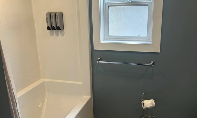 Kamloops Casa | Bright and Modern Daylight Suit. Pet Friendly