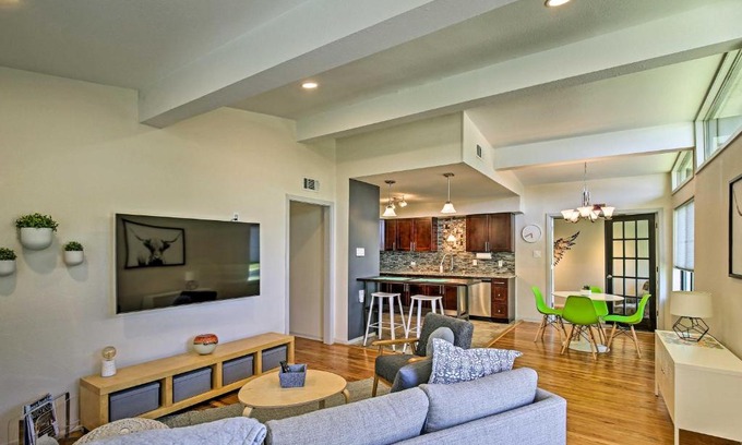 Shearer Hills - Ridgeview Casa | Bright and Modern Texas Getaway - 7 Mi to The Alamo!