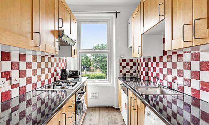 Southfield Apartamento | Bright and Newly Furnished Acton Apartment