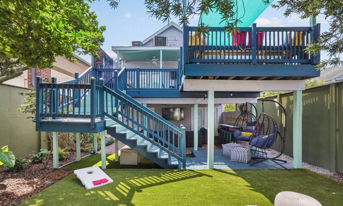 West Riverside Casa | Bright and Open 5 Bedroom with Patio. Sleeps 10!