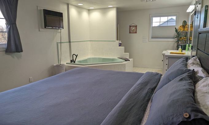 West Salem Casa | Bright and Open Home-Jetted Tub in Primary Suite