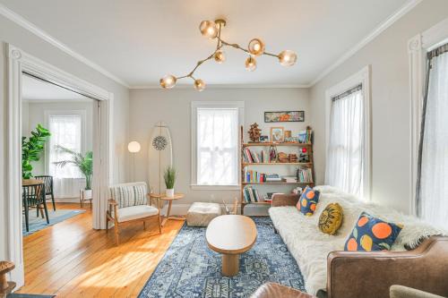 Watertown Casa | Bright and Pet-Friendly Home 2 Mi to Harvard Square