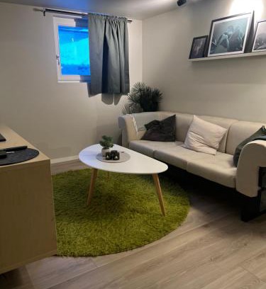 Kirkenes Apartamento | Bright and pleasant basement apartment near downtown, Lys og trivelig kjellerleilighet i sentrumsnært