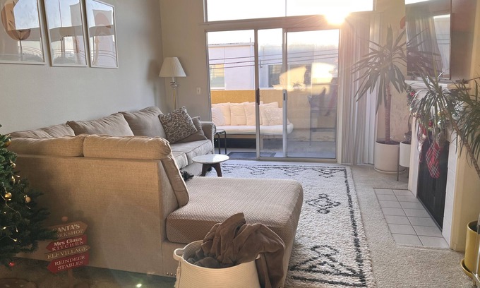 Sawtelle Condominio | Bright and quiet LA condo on the top floor.