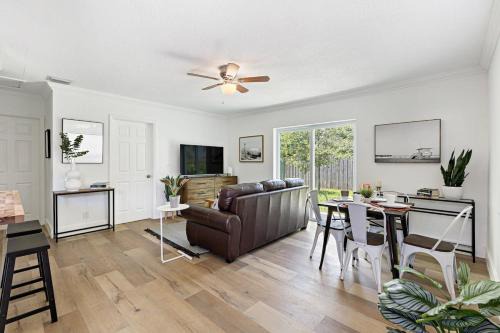 Sailboat Bend Casa | Bright and Spacious 2 BR Apartment