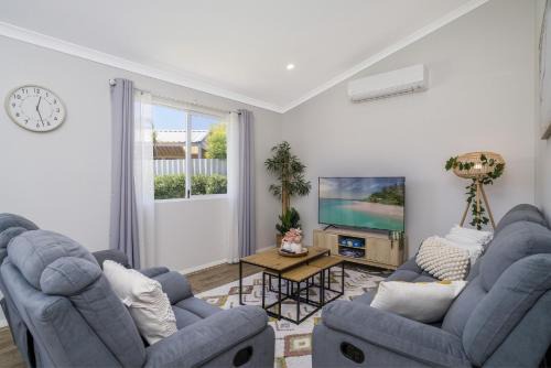 Thornlie Casa | Bright and Spacious 2-Bed Thornlie Family Home