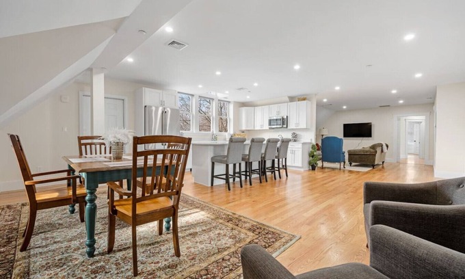 Worcester Condominio | Bright and Spacious 2BR/2BATH Condo with Parking