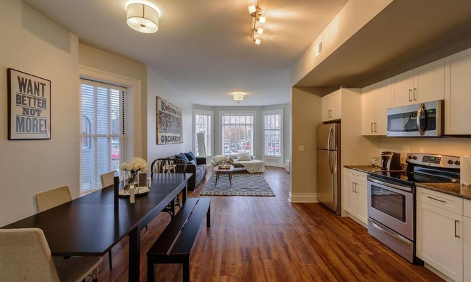 Midtown Apartamento | Bright and Spacious Midtown Getaway with King Bed