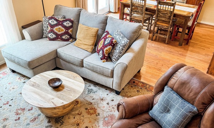 Southside Casa | Bright and Sunny Casa Christina-Pet Friendly-Has A/C