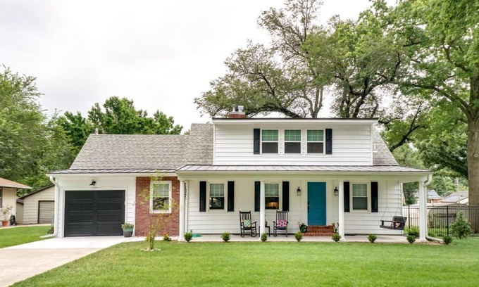 Emporia Casa | Bright and Sunny Getaway with Bikes 1 Mi to ESU!