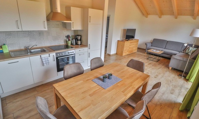 Saaldorf-Surheim Apartamento | Bright apartment- 5 persons, 53sqm, 2 bedrooms, balcony with mountain view