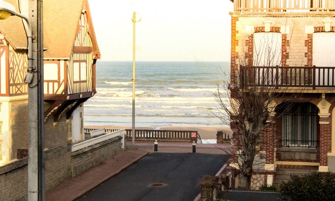 Cabourg Apartamento | Bright apartment, partial sea view, 2 balconies, beach less than 50m away, center of Cabourg