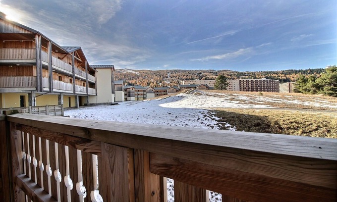 Saint-Etienne-en-Devoluy Apartamento | Bright apartment with balcony close to ski slopes