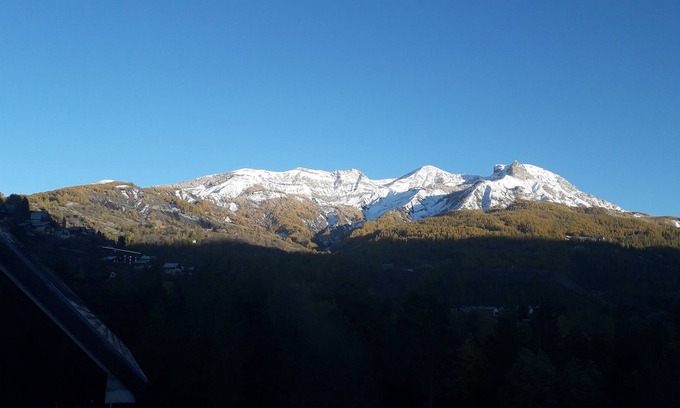 Allos Apartamento | Bright apartment with mountain view and parking, 5 minutes from the nature base
