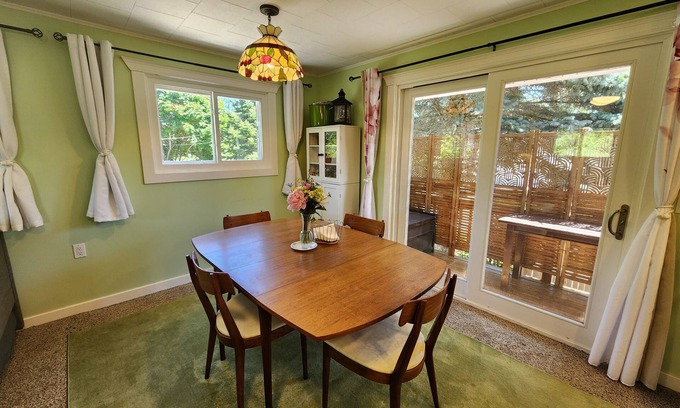 Northport Apartamento | Bright apartment within walking distance of The Village of Northport.