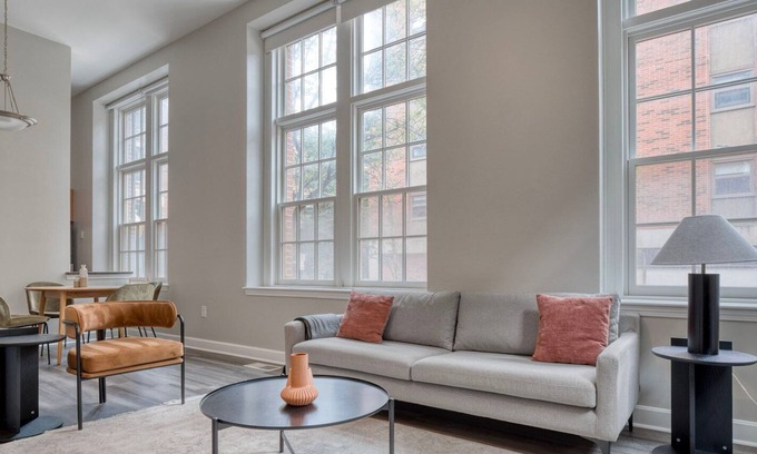 Prudential - St. Botolph Apartamento | Bright Back Bay 2BR w/ Courtyard & Gym, nr Restaurants, by Blueground