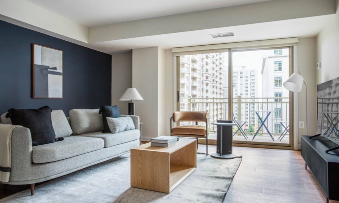 Ballston Apartamento | Bright Ballston 1BR w/ Concierge, W/D & Pool, near Metro, by Blueground