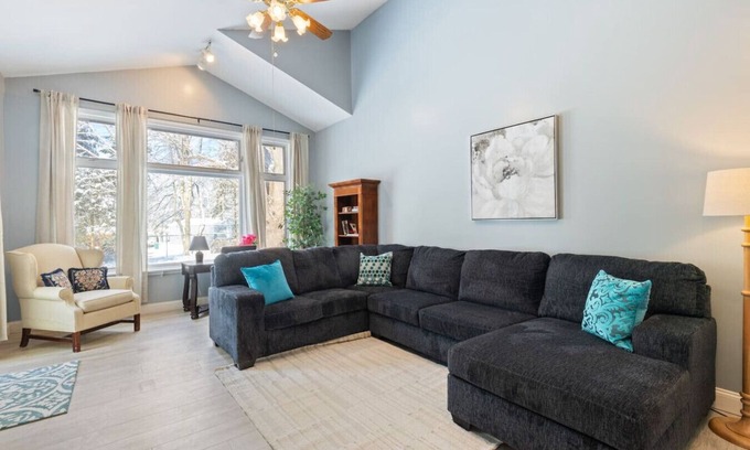 Batavia Casa | Bright Batavia Home-3BDRMw/Yard!