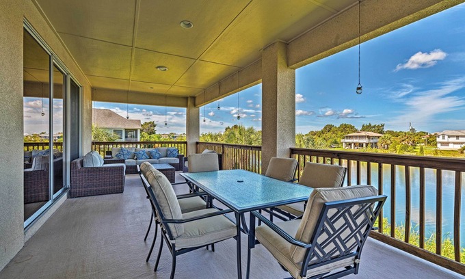 Spring Hill Casa | Bright Bayfront Home < 2 Mi to Hernando Beach!